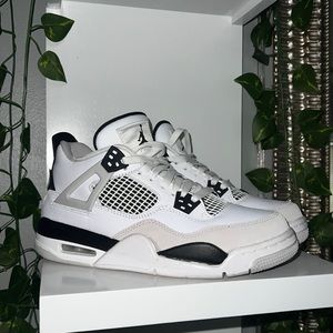 Jordan 4s